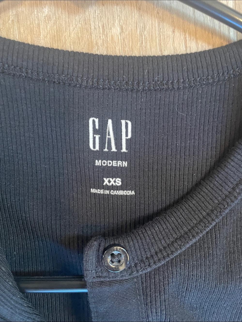 GAP Black Ribbed Button-Front Tank Top - Picture 2 of 3